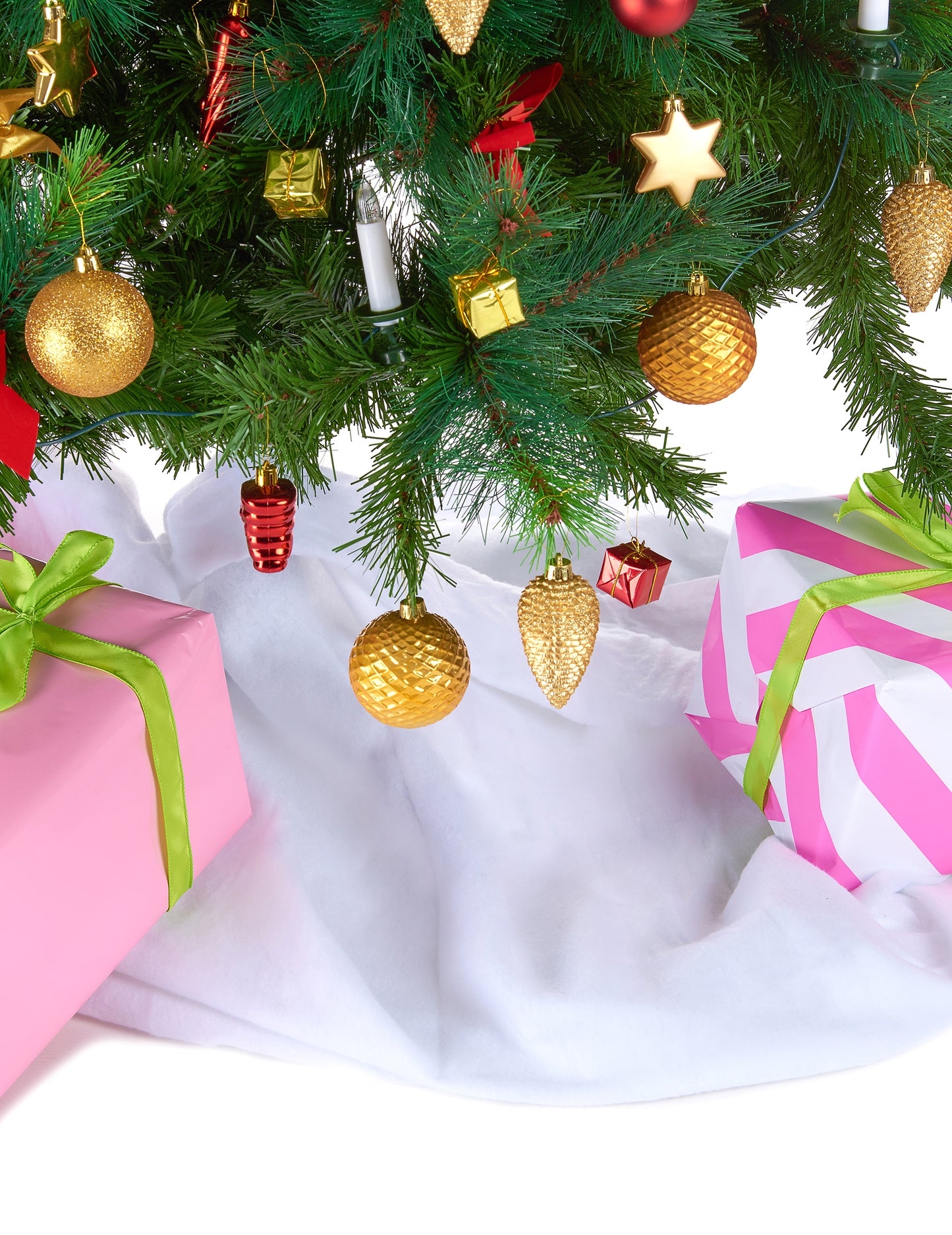 Mise en situation au pied du sapin du tapis de neige scintillant pour décoration