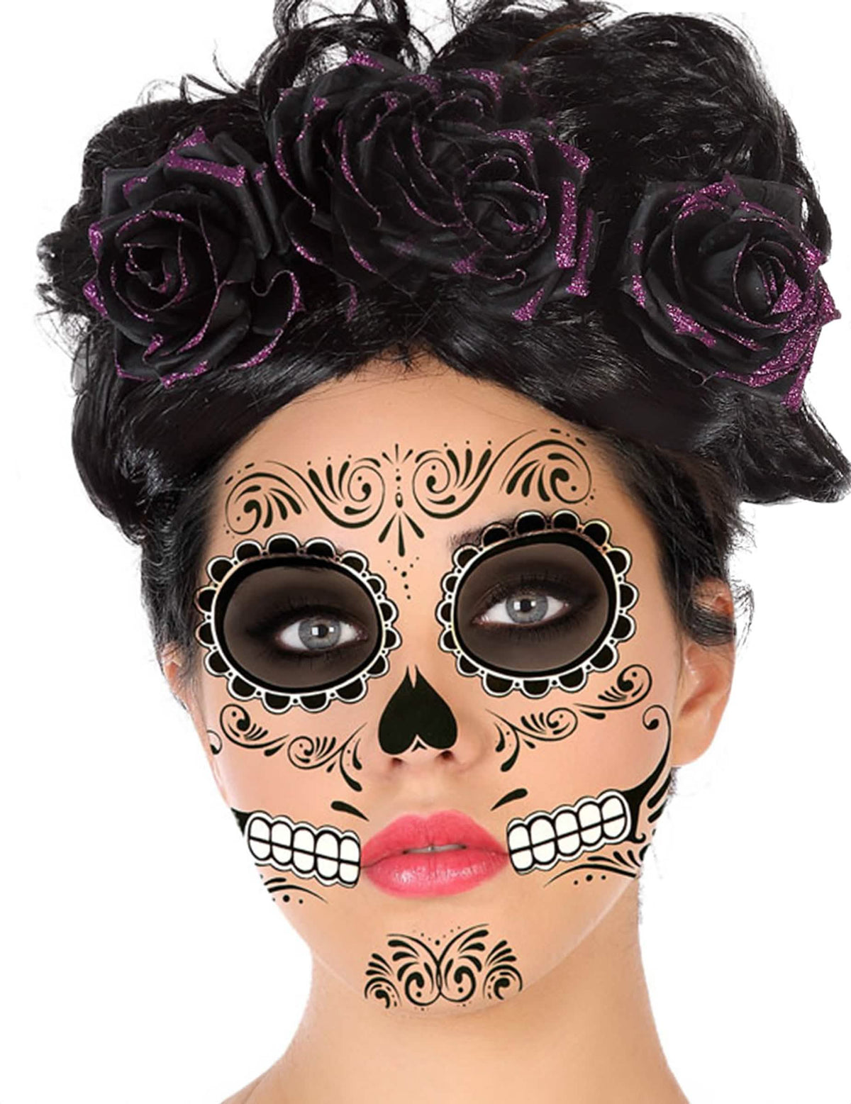 Közeli kép a Dia de los Muertos arctetoválás mintáiról