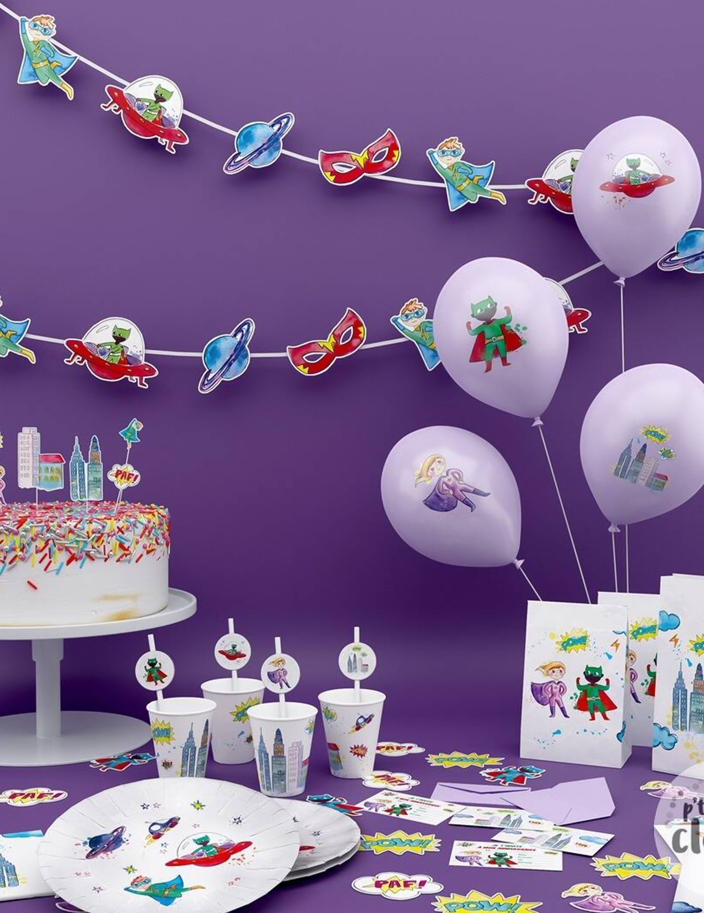 Mise en situation avec articles de fête du Tatouages super-héros