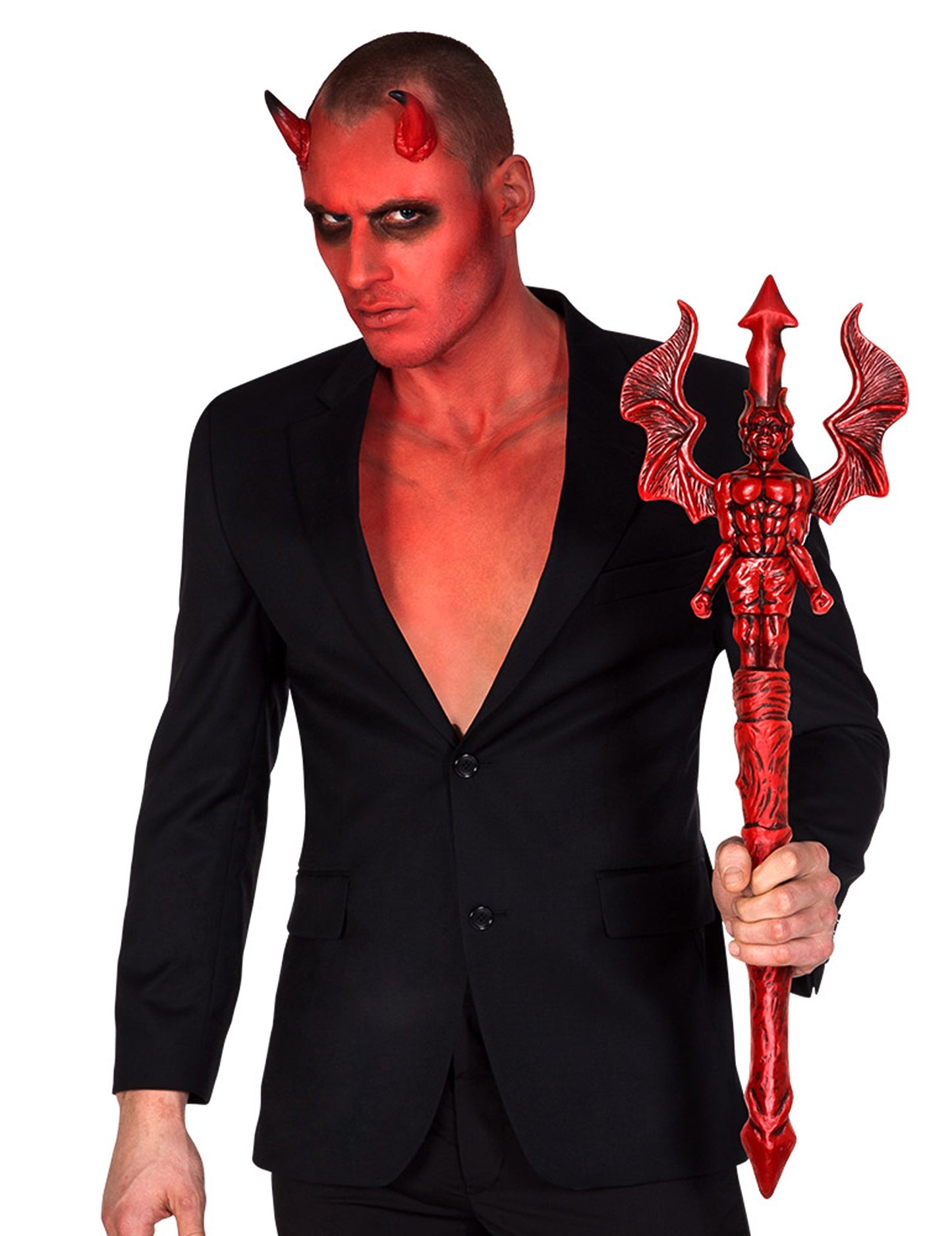 Ördögi háromágú villa piros műanyagból bemutatva, amit egy férfi visel