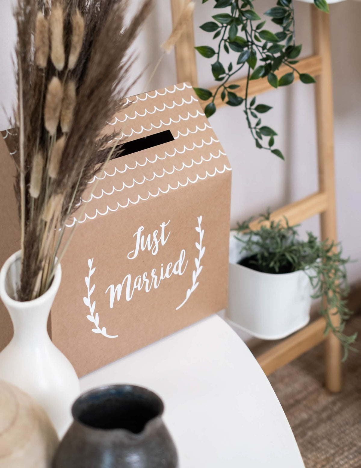 A Just Married ház alakú kraft karton urna háromnegyedes nézete