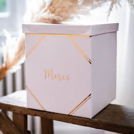 Détail de l'inscription et des liserés dorés de l'urne en carton merci pour mariage
