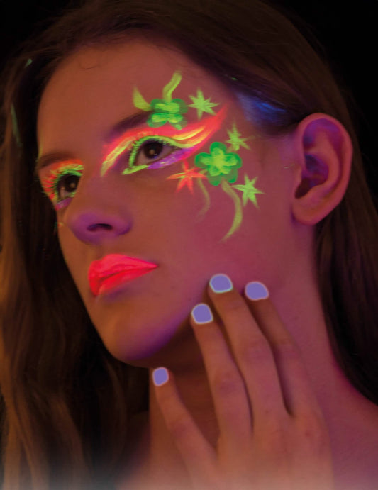Mise en situation sous lumière noire du vernis à ongles effet UV