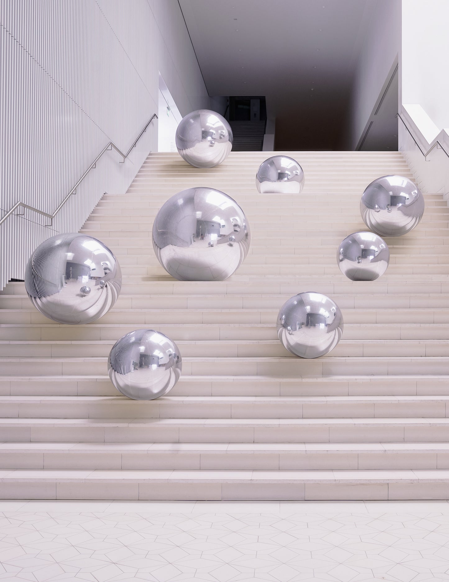 Mise en scène sur un escalier de la boule miroir gonflable argentée