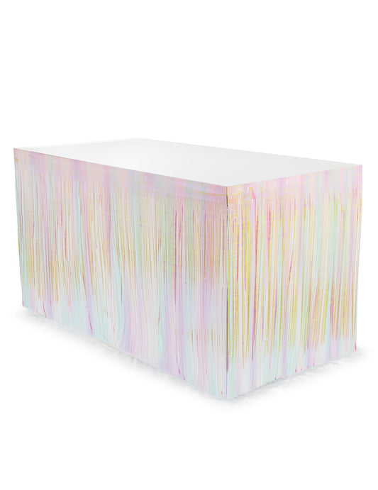 Vue d'ensemble sur une table de la jupe de table à franges irisées pour fête