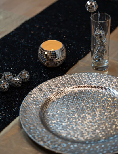 Mise en situation sur table de fête du photophore boule à facette pour décoration argentée en verre