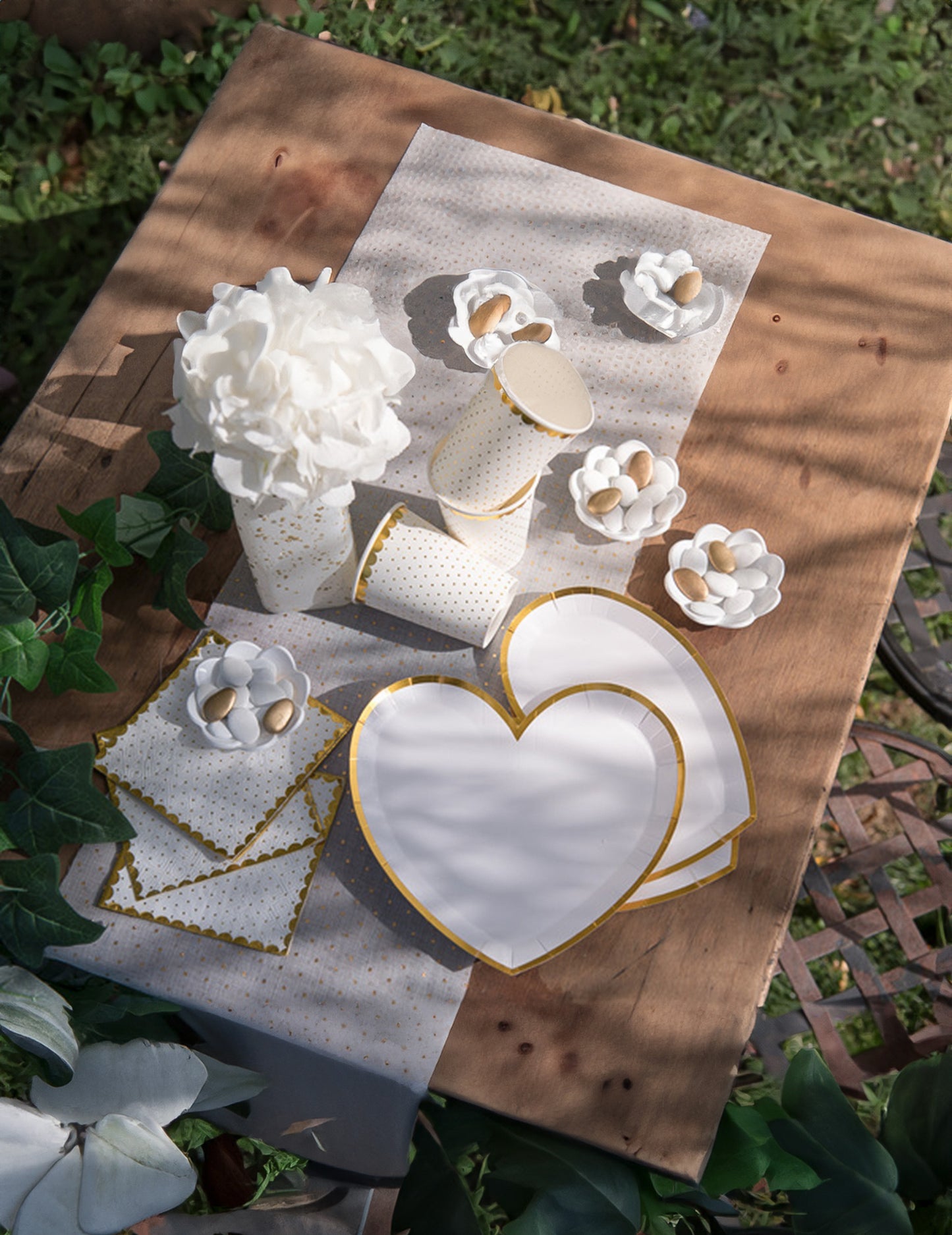 10 db fehér és arany színű, szív alakú kartontányér, 22,5 x 20 cm cm keresztelőre és bulira