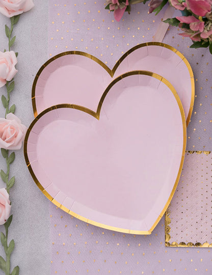 Vue de dessus des assiettes en carton cœur rose et or