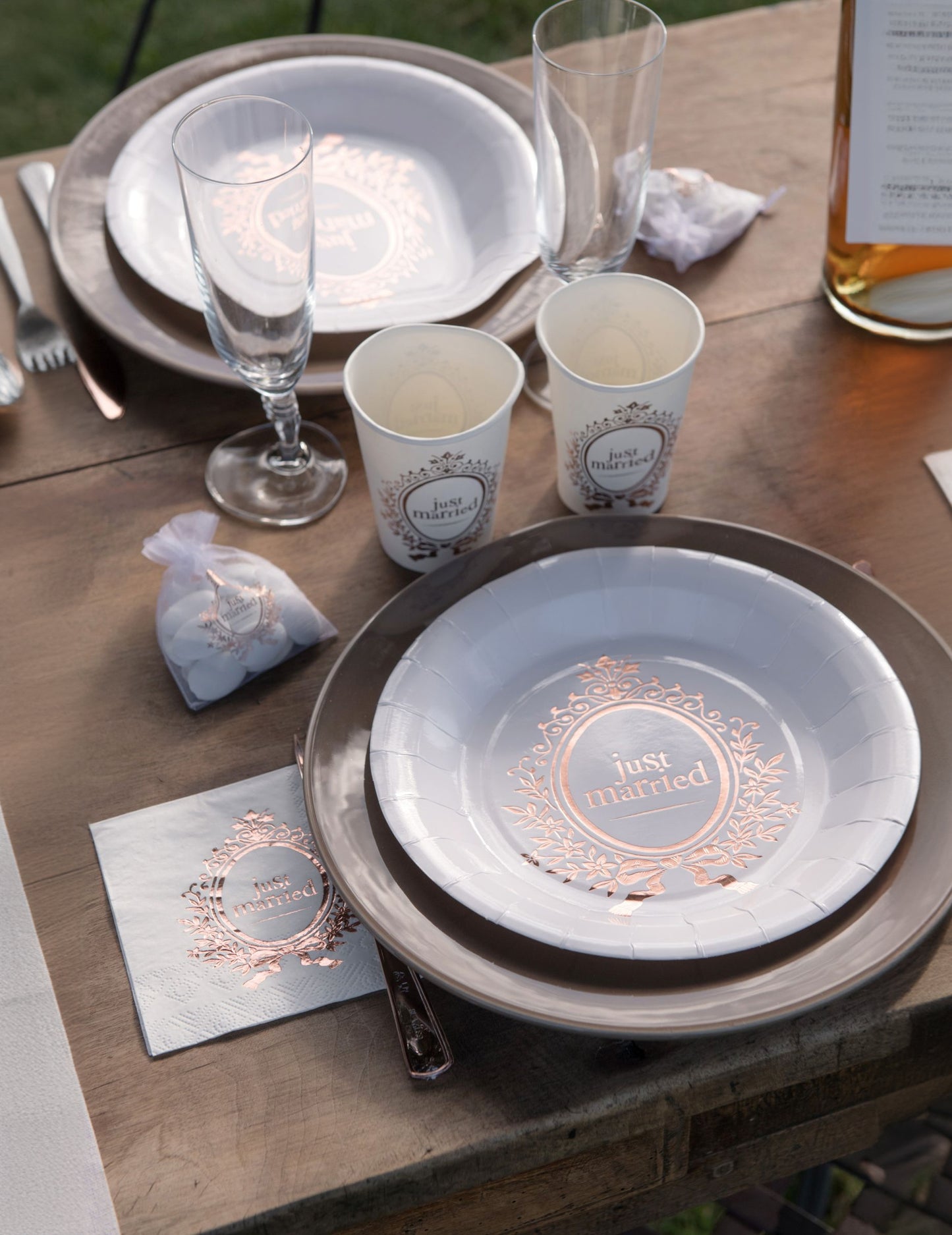 10 db fehér és rozéarany "Justice Married" kartontányér 23 cm egy elegáns esküvőre