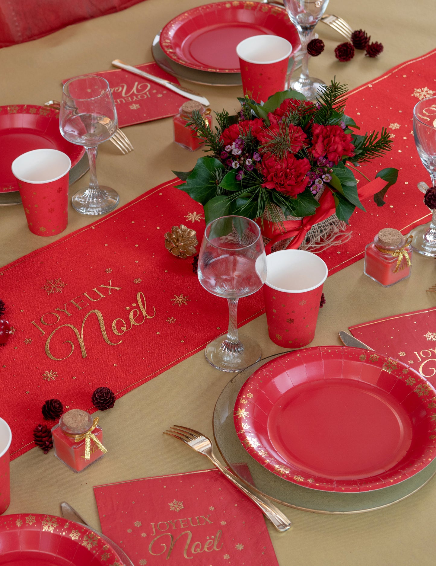 10 piros kartontányér arany pelyhekkel, 22,5 cm karácsonyra