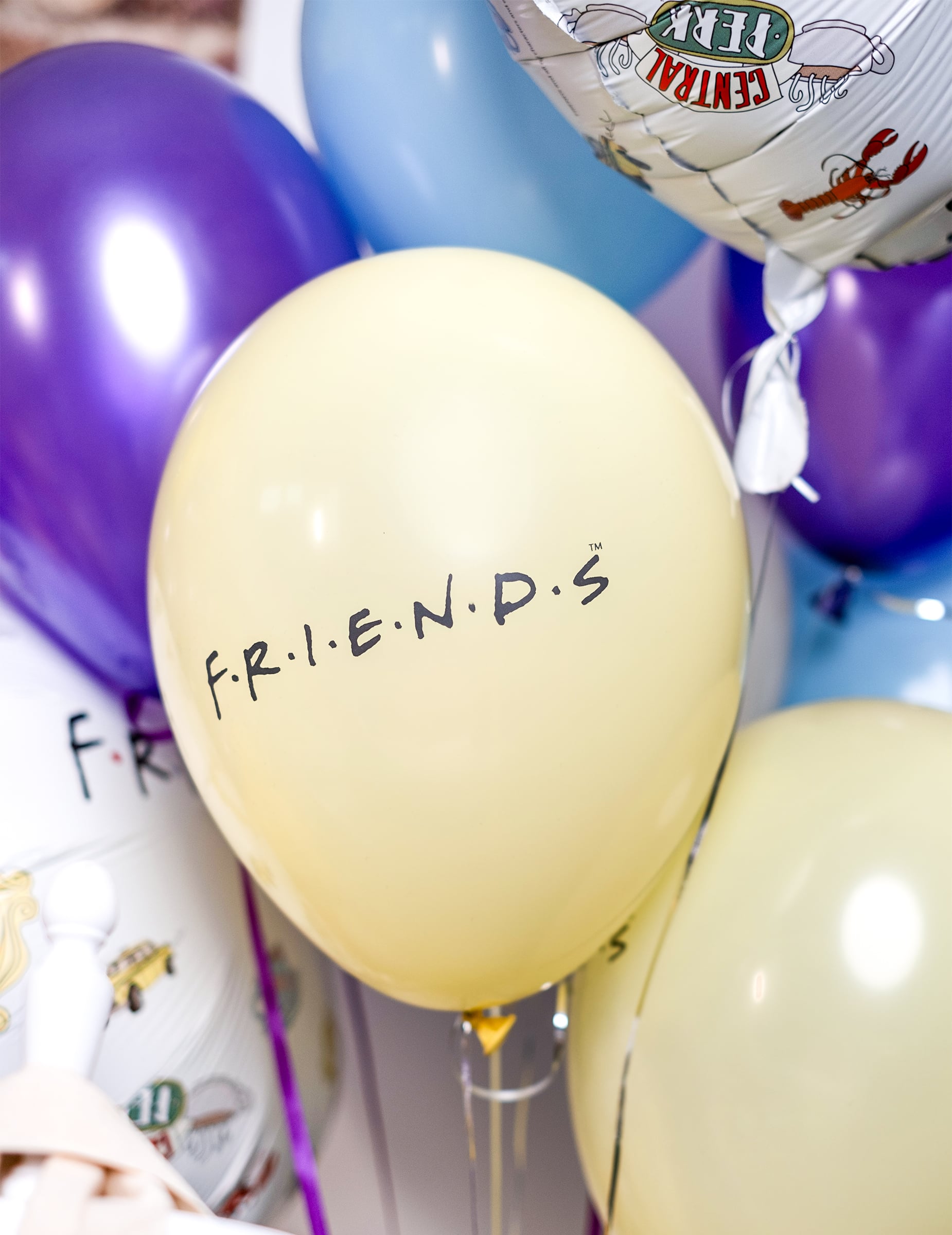 Gros plan sur le ballon jaune du ballons latex Friends