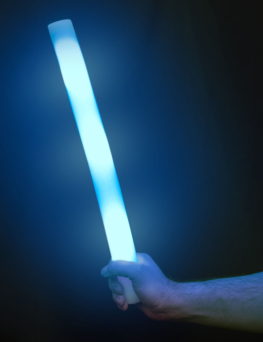 Vue du bâton bleu allumé tenu à la main du bâton lumineux LED en mousse pour fête