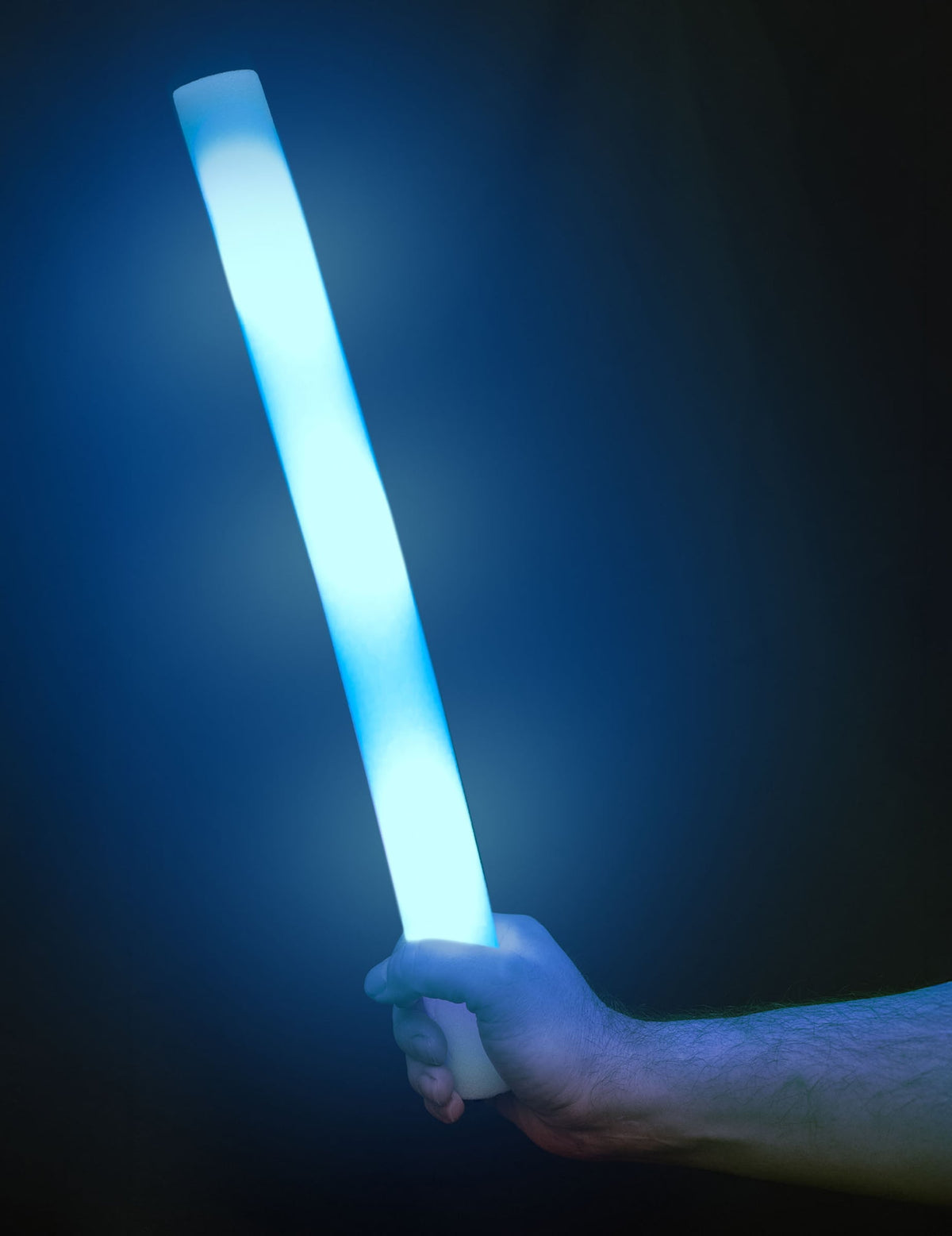 Vue du bâton bleu allumé tenu à la main du bâton lumineux LED en mousse pour fête