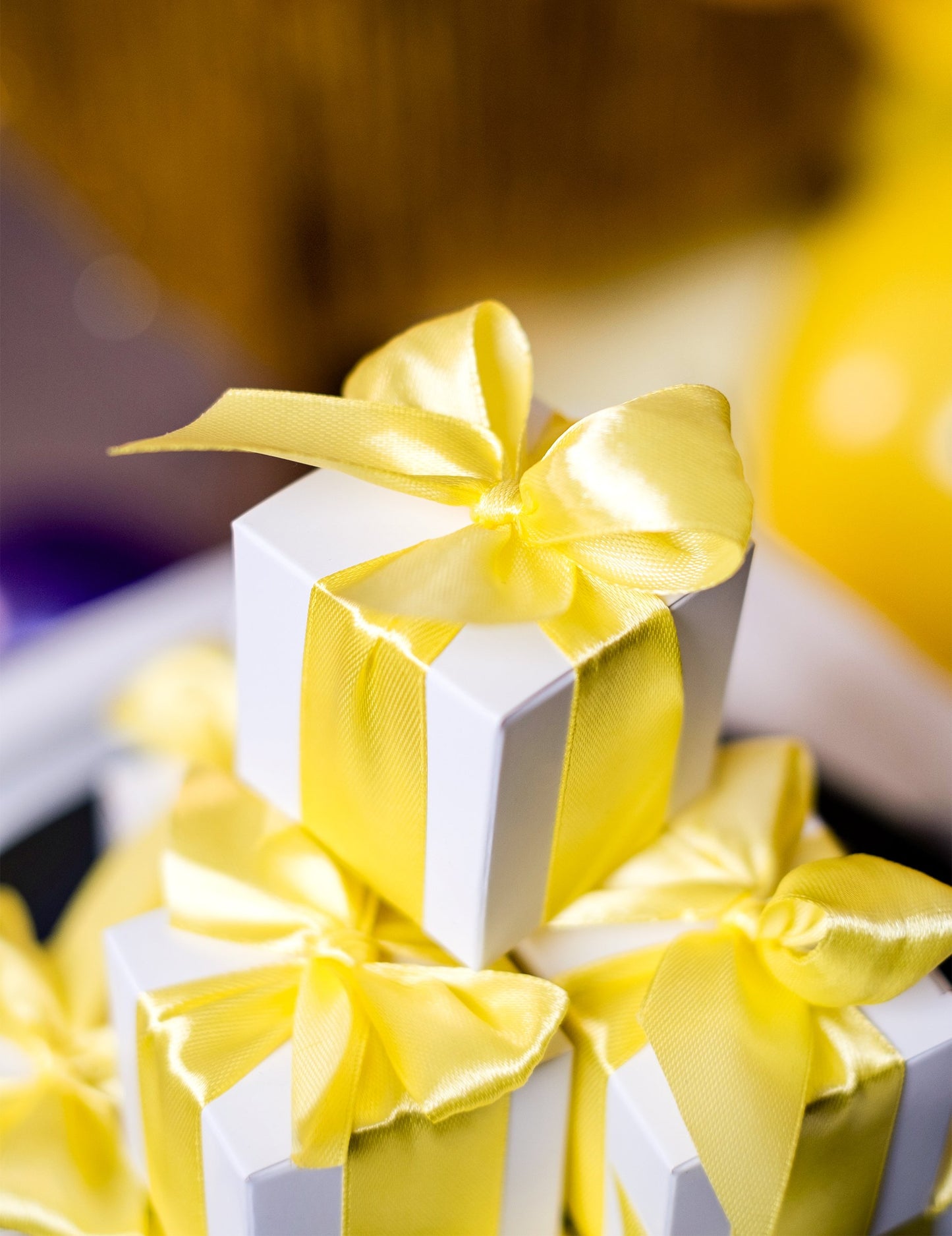 10 doboz fehér négyzet alakú kartonban 5 x 5 cm