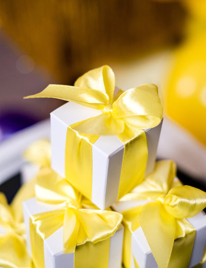 10 doboz fehér négyzet alakú kartonban 5 x 5 cm