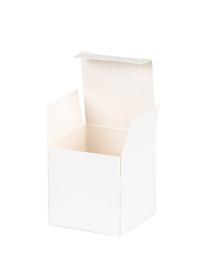 10 doboz fehér négyzet alakú kartonban 5 x 5 cm