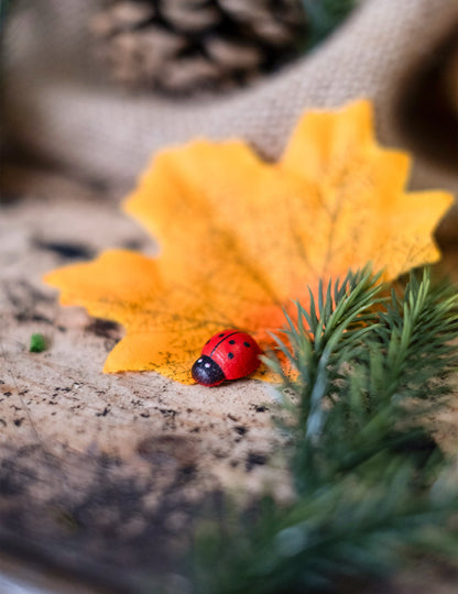 10 piros-fekete fa katicabogár 1,5 cm ünnepi dekorációhoz 