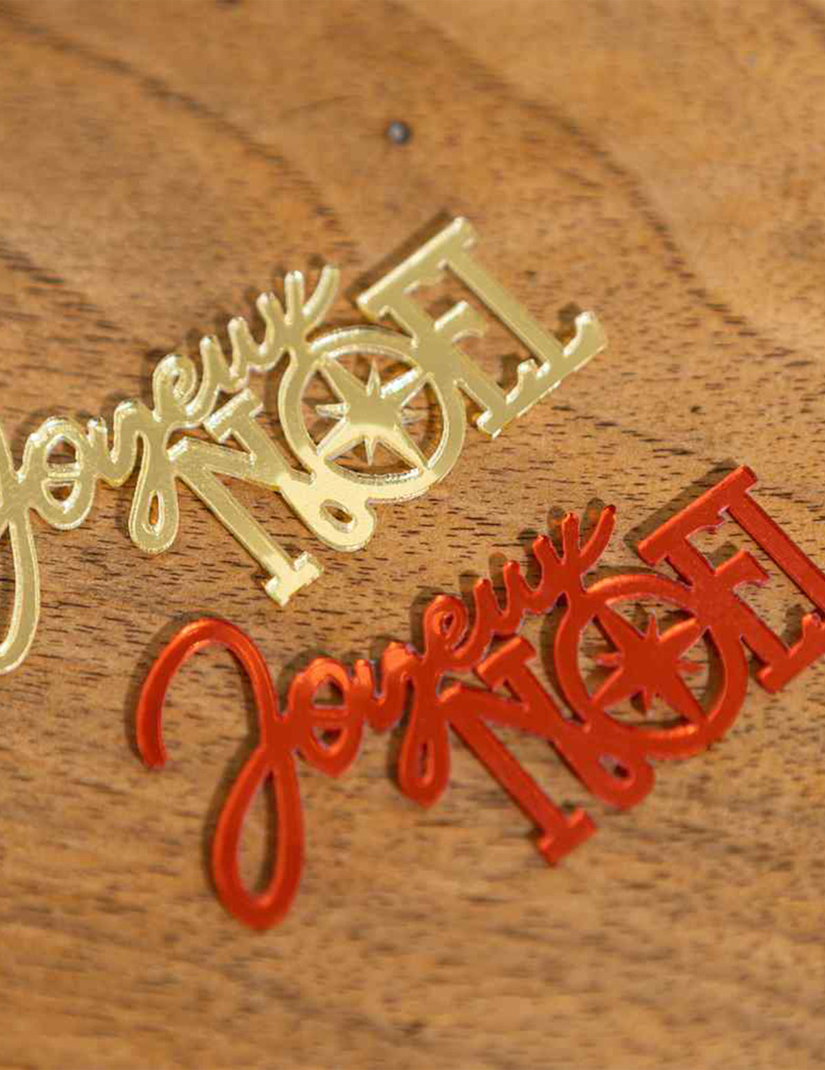 10 confettis Joyeux Noël rouge et or 6,5 x 3,5 cm
