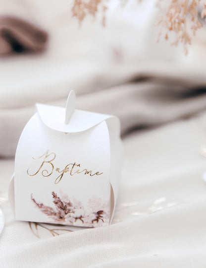 Gros plan sur l'inscription dorée du contenant baptême pampas et fleurs de coton