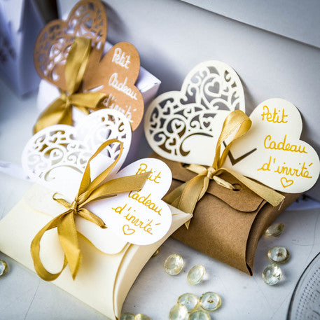 10 fehér doboz arany szatén szalaggal, 10 x 7,5 cm cm cukrozott mandulához