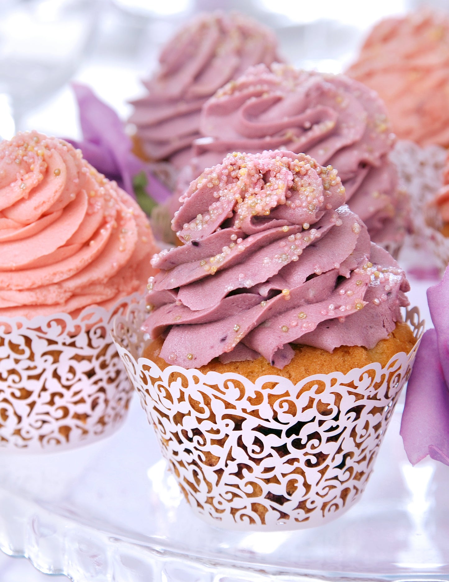 10 fehér csipkés cupcake szegély 5,5 x 8,5 cm, esküvői dekorációk