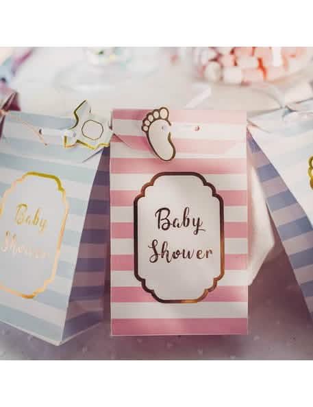 Közelről a kis csoda címkékről baby showerre, rózsaszín és arany szalagokkal