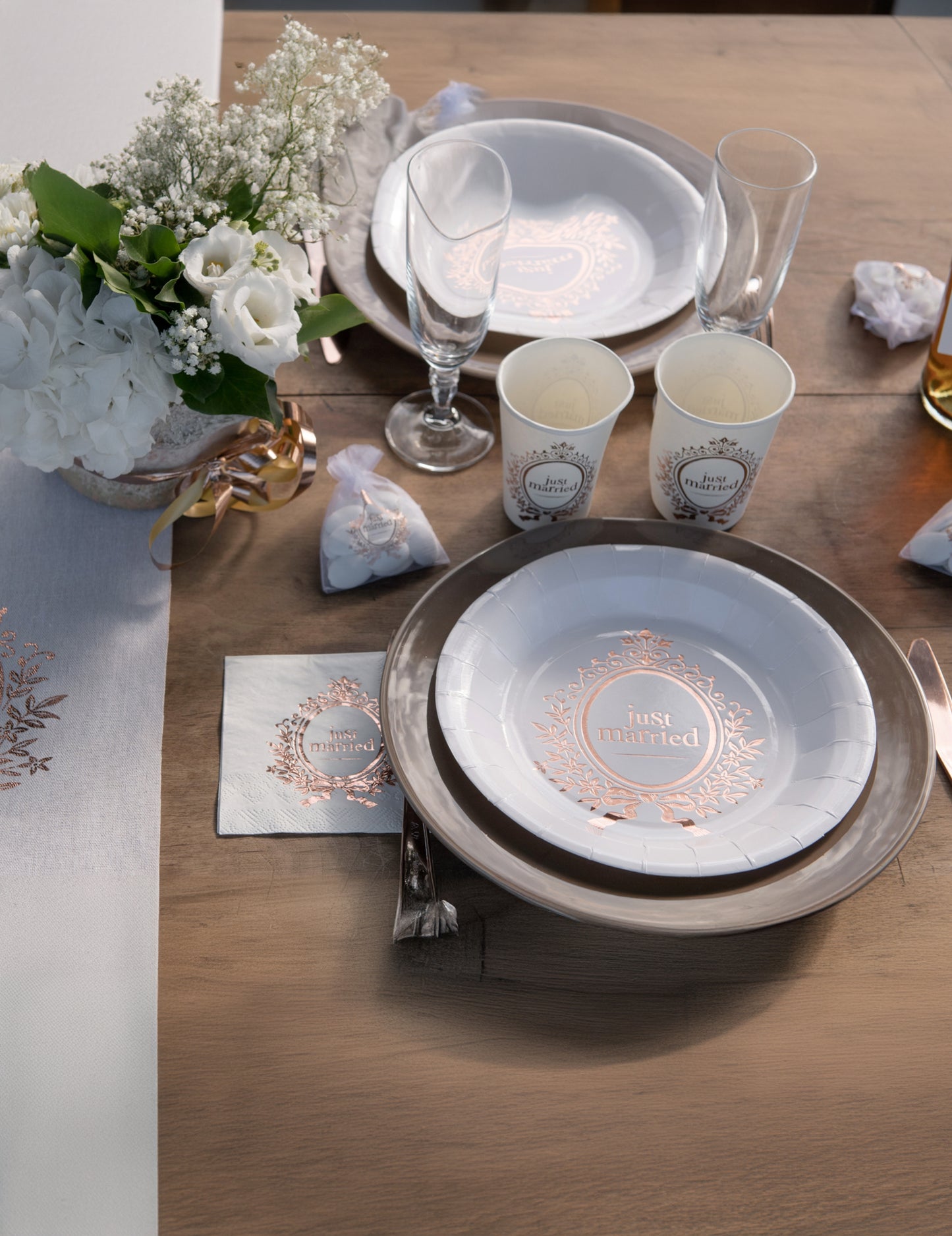 10 db fehér és rozéarany "Just Married" kartonpohár, 27 cl, romantikus és elegáns