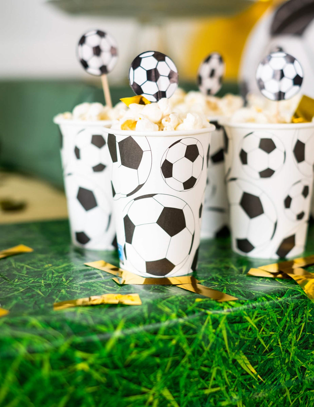 Popcornnal a kartonpohárból, futball-labda