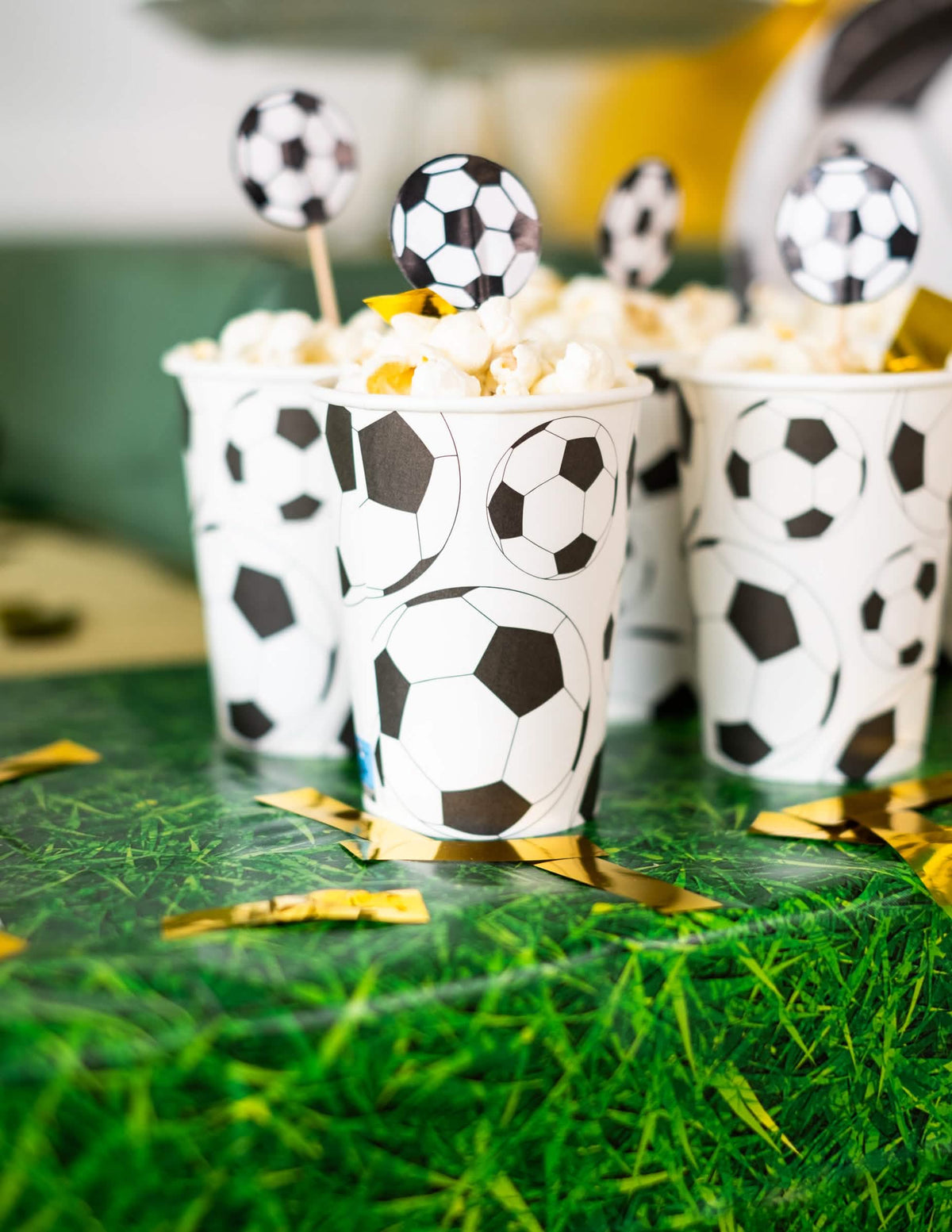 Popcornnal a kartonpohárból, futball-labda