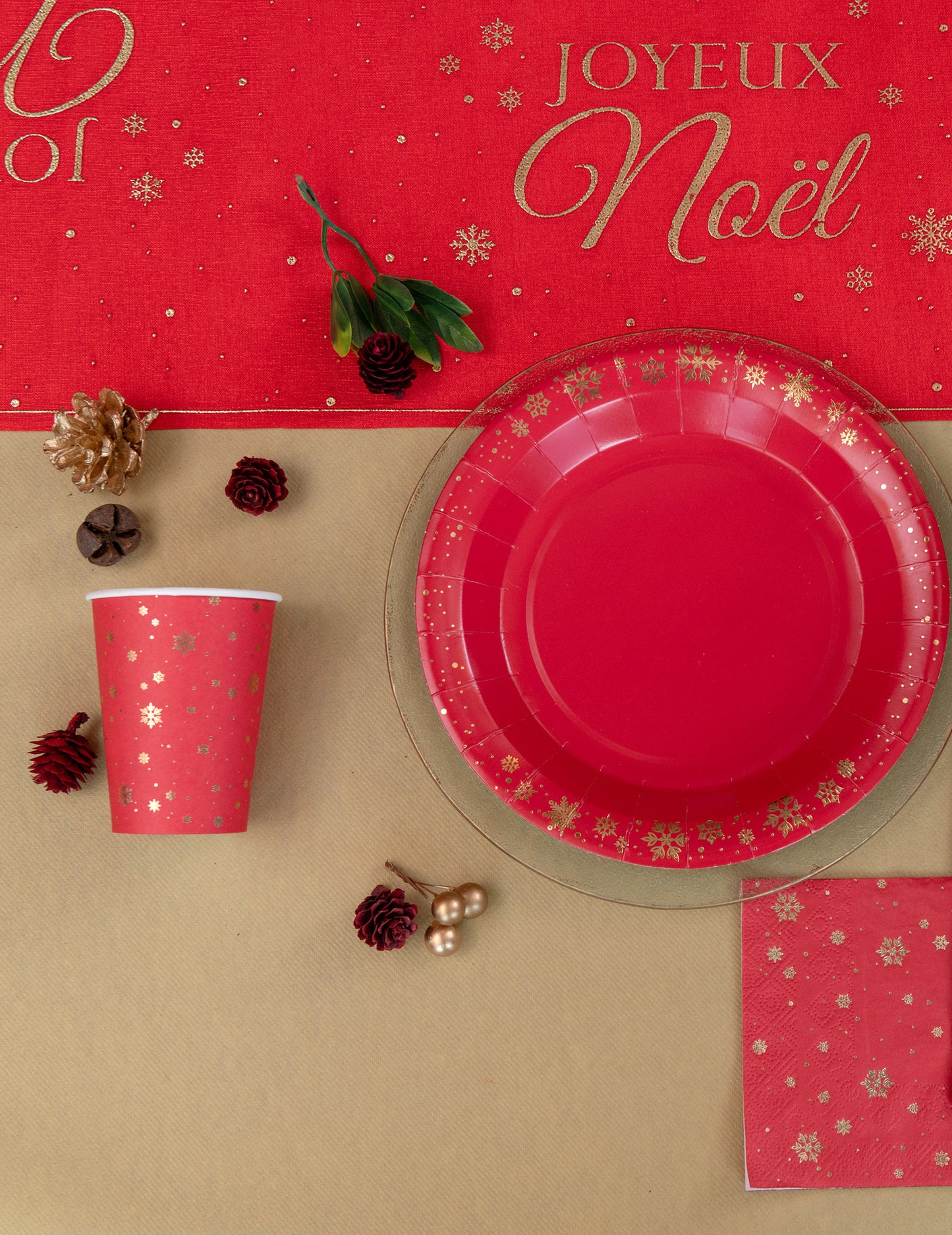 10 piros kartonpohár arany hópehely mintával, 27 cl, asztalra