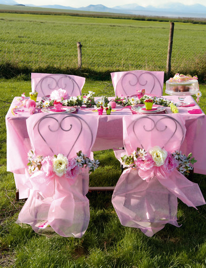 Vue d'ensemble champêtre de la housse de chaise premium avec nœud pour décoration de fête rose intissé