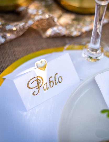 10 db fehér ültetőkártya kis arany szívvel, 8 x 4 cm dombornyomott