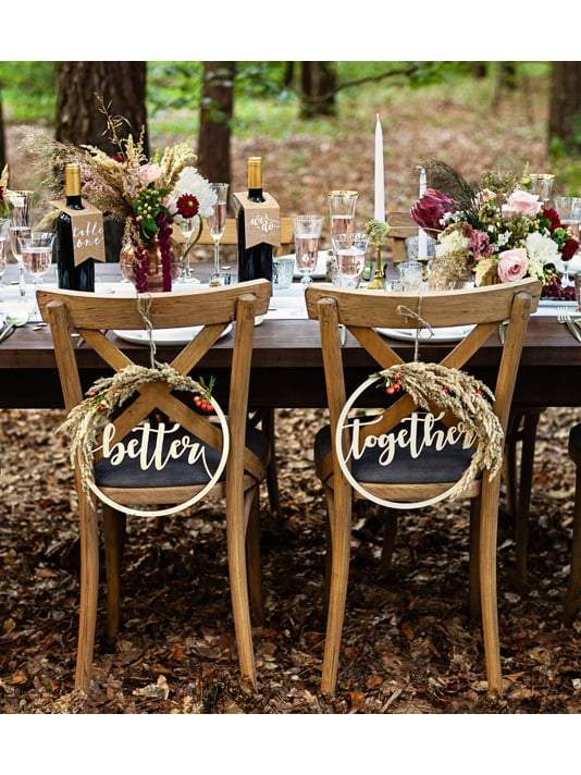 Mise en scène champêtre du marque table pour bouteilles pour fête kraft et blanc
