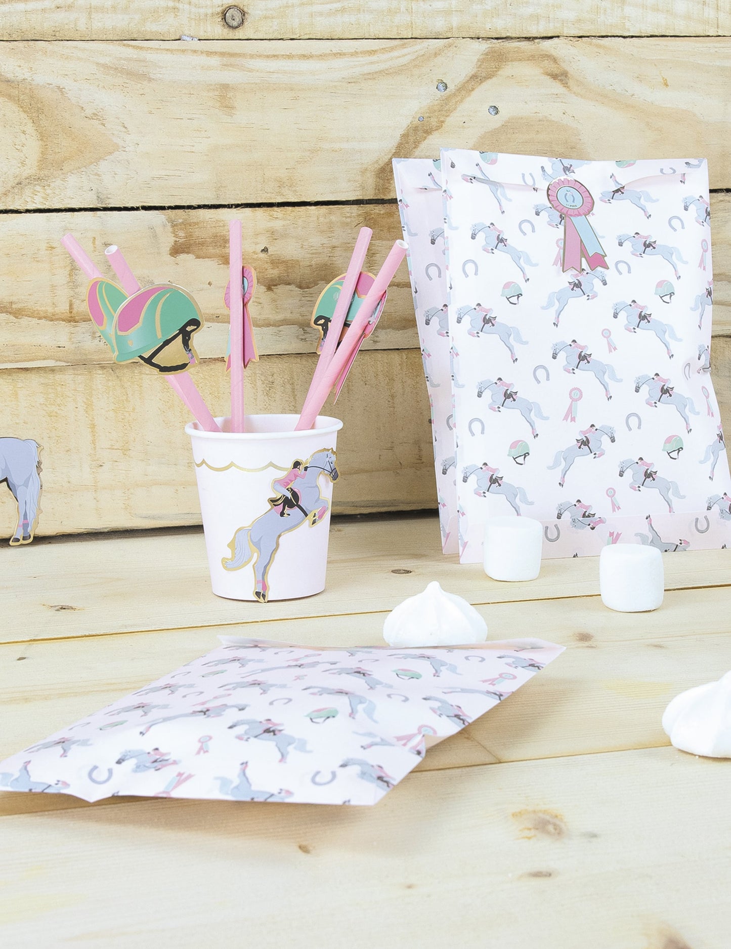 Mise en situation avec sachets cadeaux des pailles en carton cheval et équitation