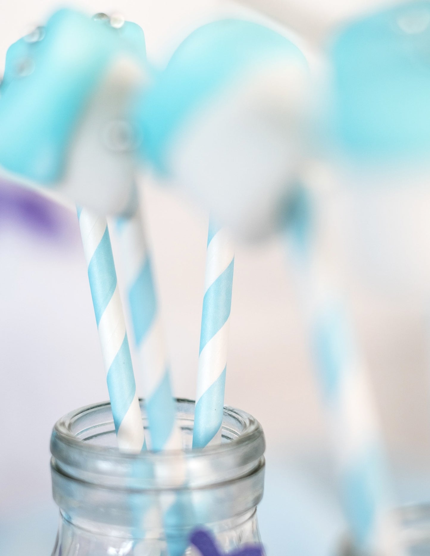 10 pasztell kék csíkos karton szalma 19,5 cm