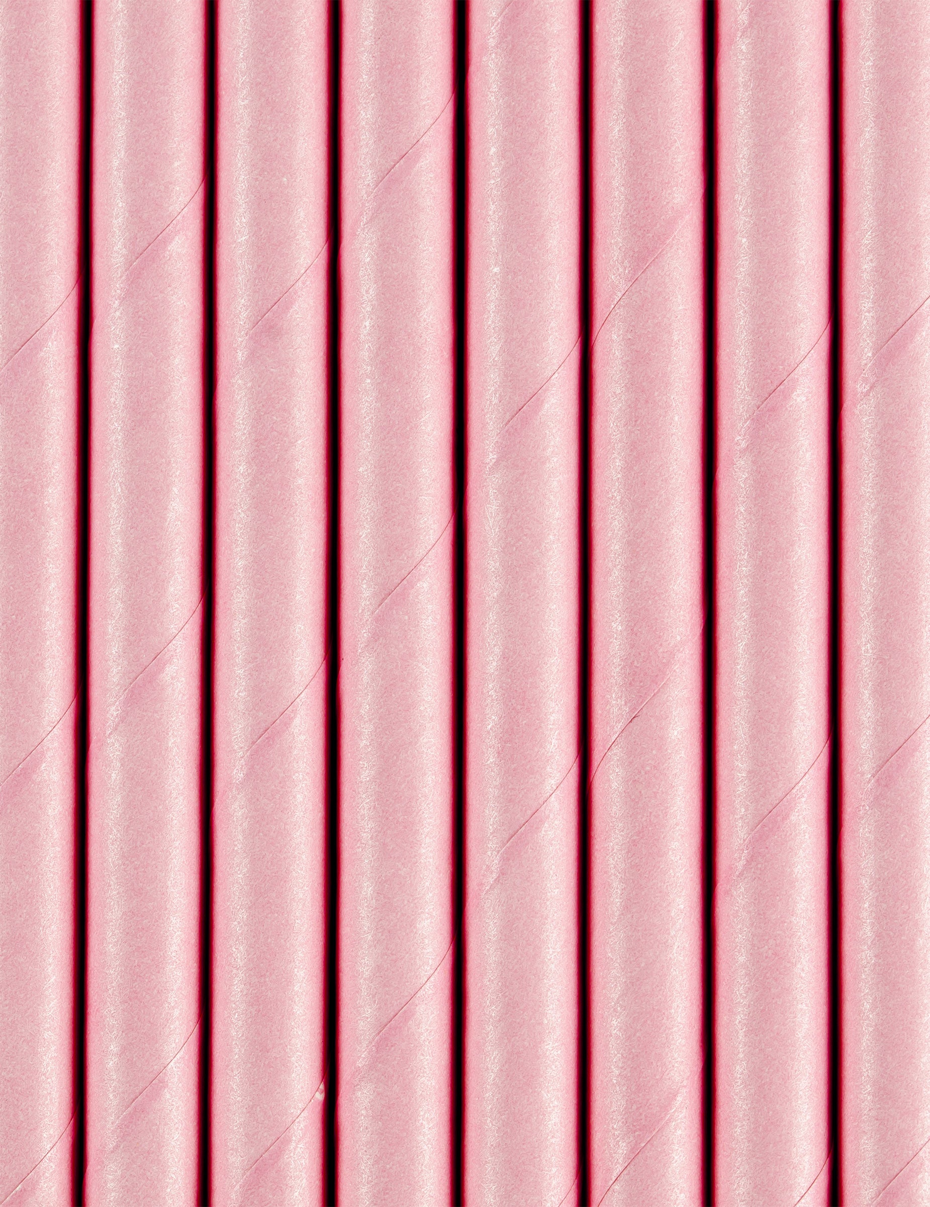 Gros plan sur la texture des pailles en carton rose clair pour fête