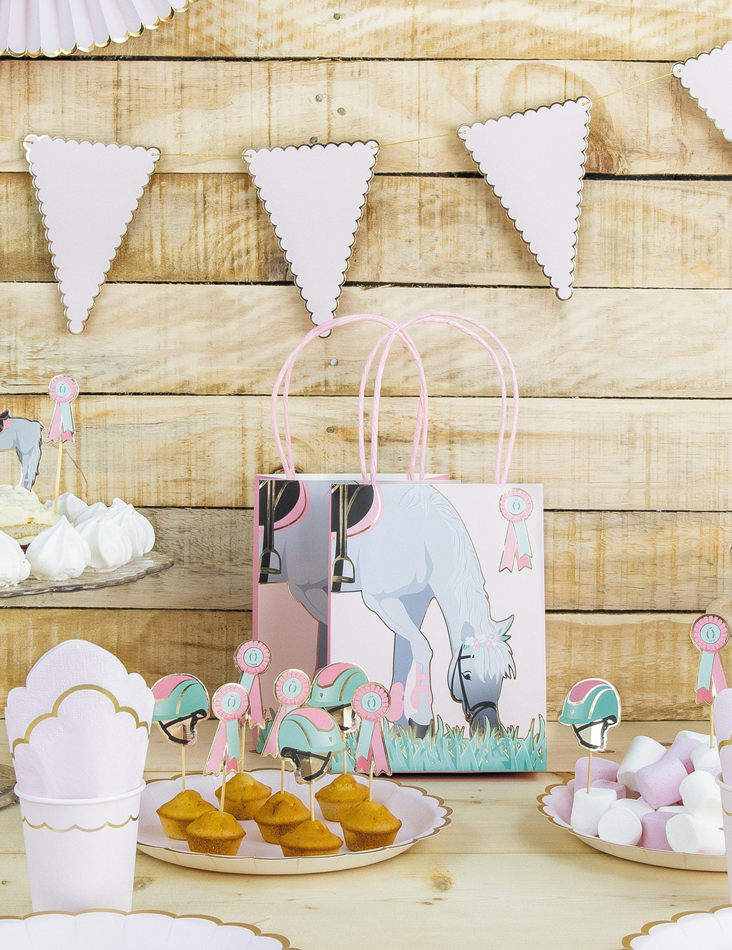 Mise en situation sur une table de fête des pics à cocktail cheval équitation