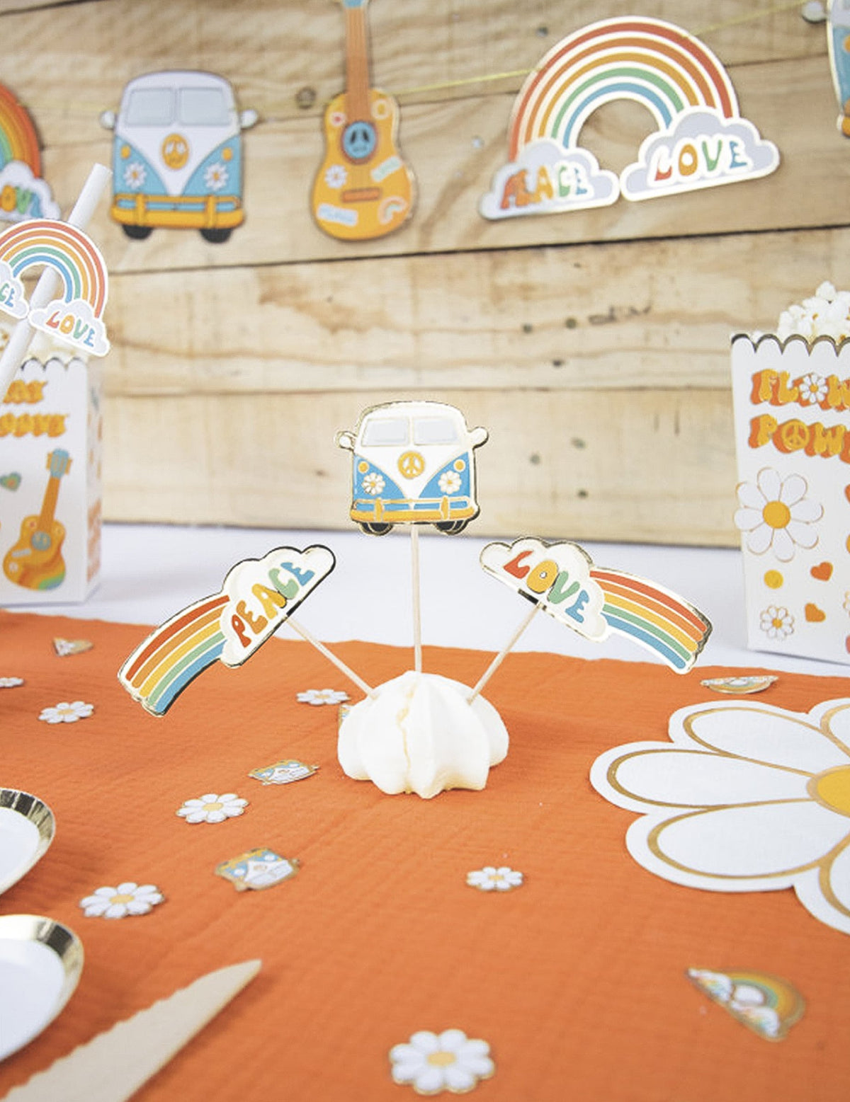 Mise en situation sur une table de fête des pics à cocktail Hippie Party
