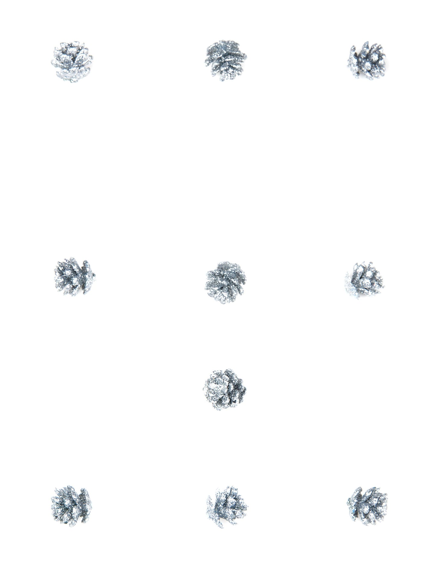 Vue d'ensemble des 10 mini pommes de pin pailletées de Noël argentées