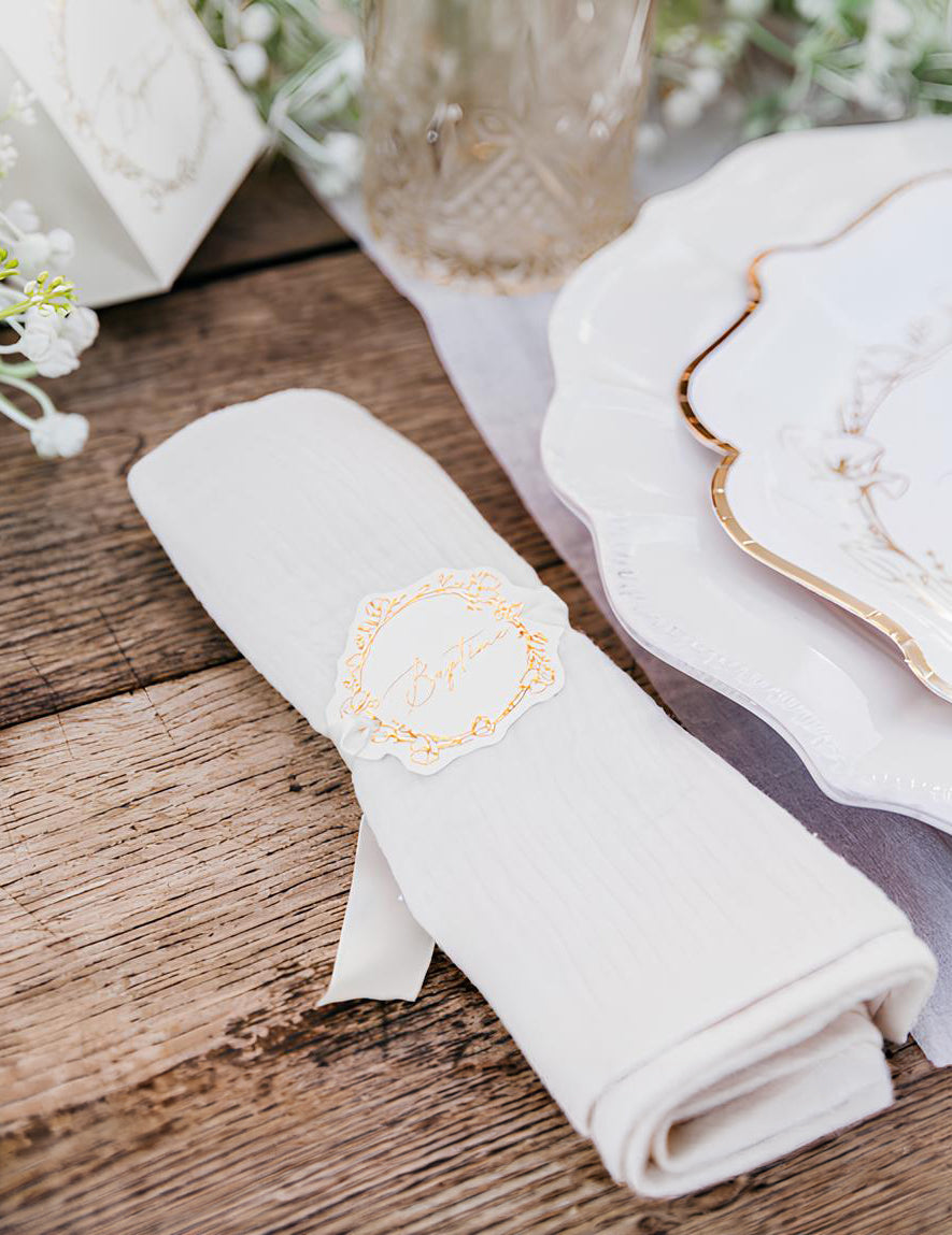 10 db krémszínű és aranyfehér papírból készült keresztelő szalvétagyűrű