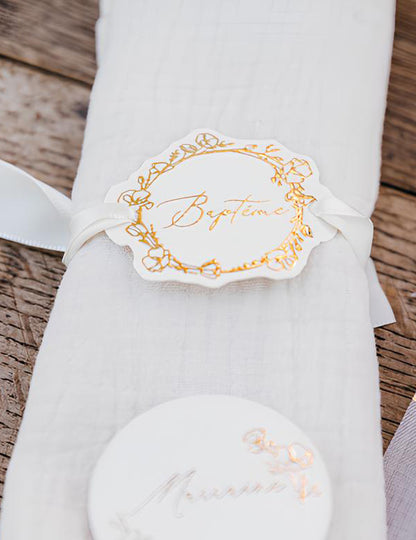 10 db krémszínű és aranyfehér papírból készült keresztelő szalvétagyűrű