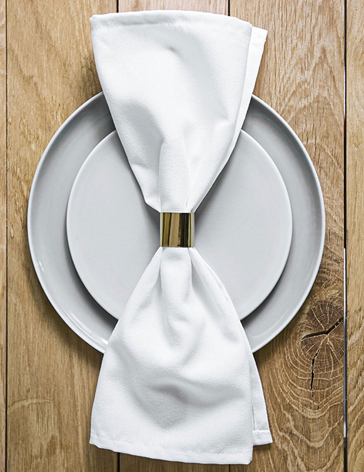 Mise en situation sur une assiette du rond de serviette en papier pour mariage doré métallique double face