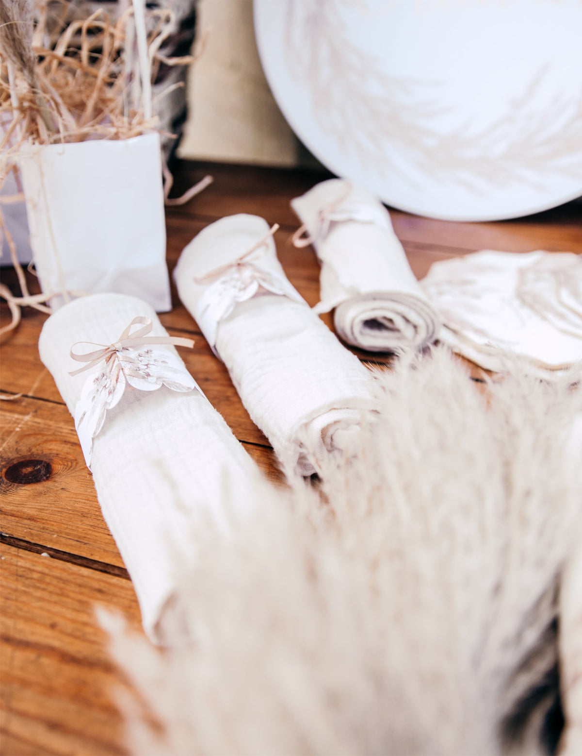 Mise en situation sur table des ronds de serviette pampas et fleurs de coton