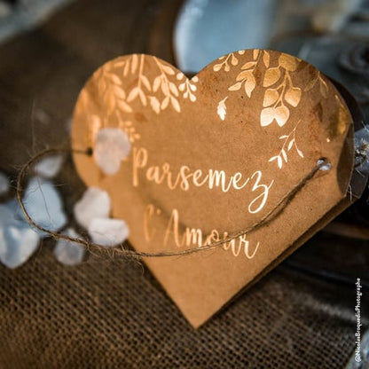 Gros plan sur les motifs et le lettrage du sac coeur végétal parsemez l'amour
