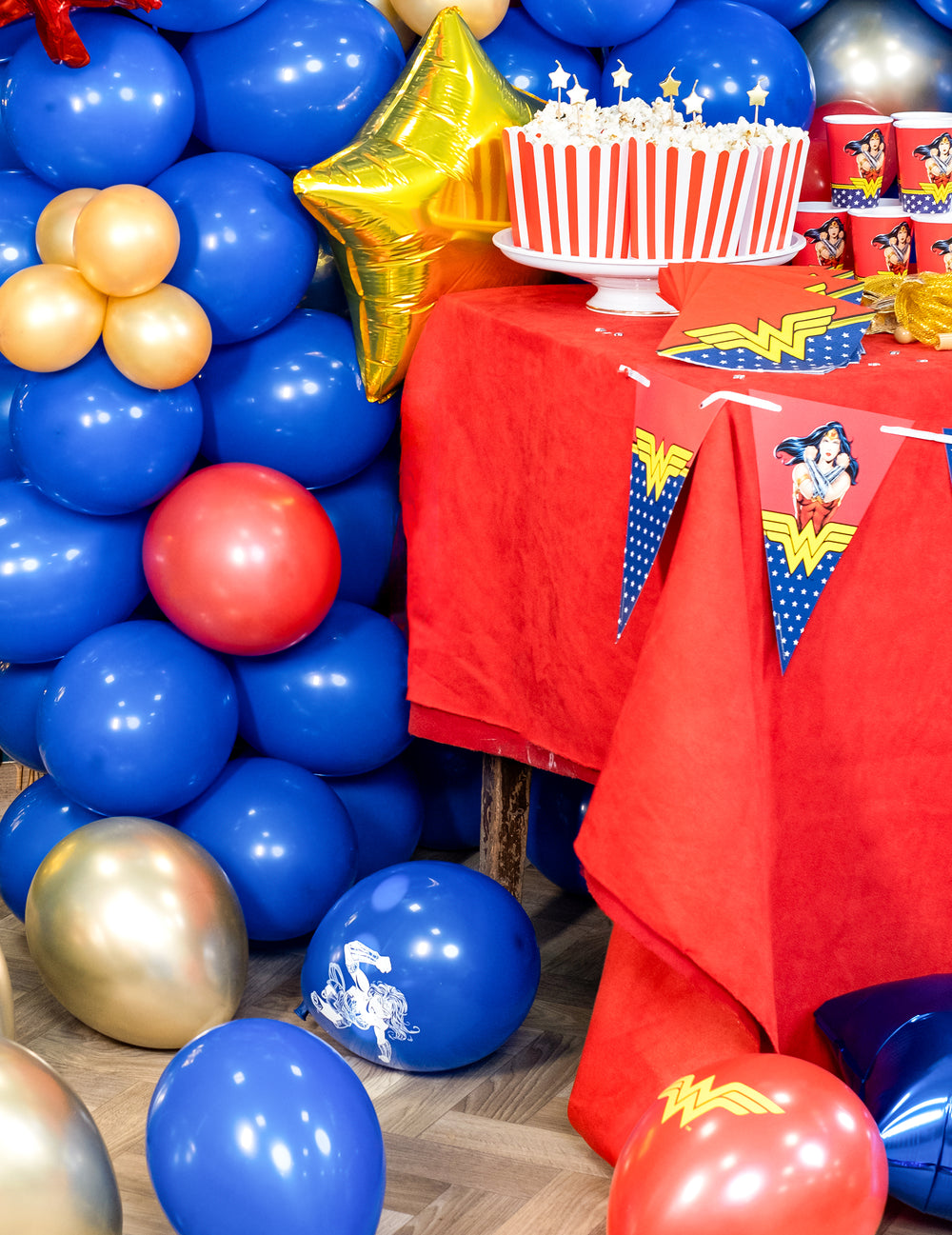 Mise en scène décorative du ballon de baudruche de fête pour décoration rouge