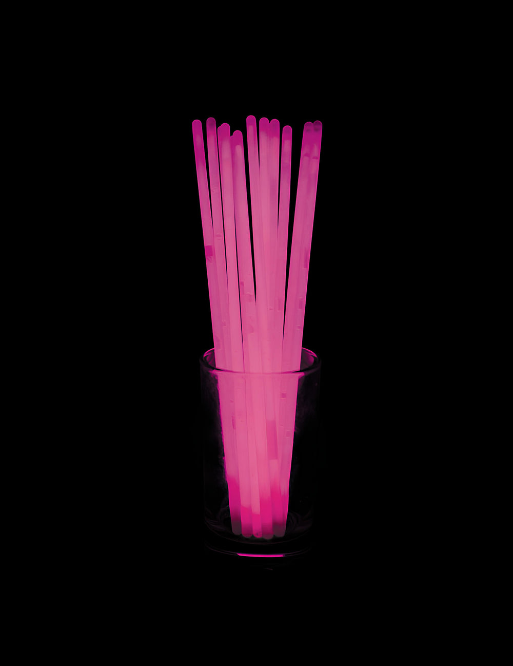 Bâtons lumineux activés dans un verre des bracelets phosphorescents roses