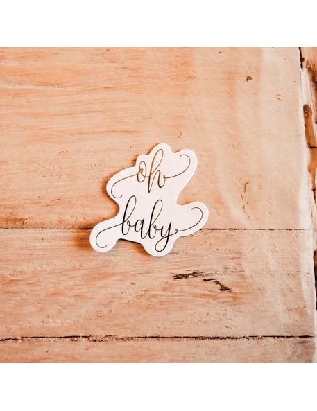 Gros plan sur l'inscription oh baby du confettis oh baby végétal et eucalyptus pour baby shower