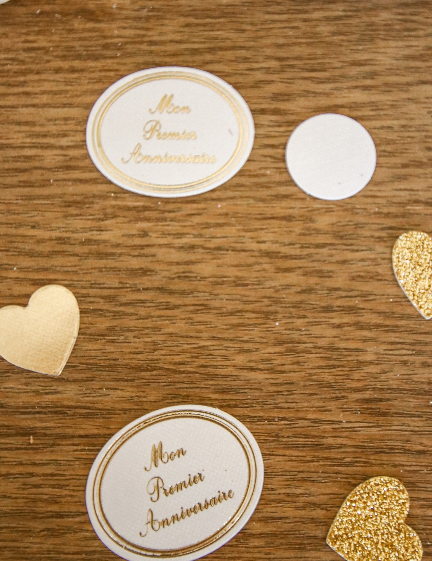 100 confettis mon premier anniversaire blancs et dorés pour table