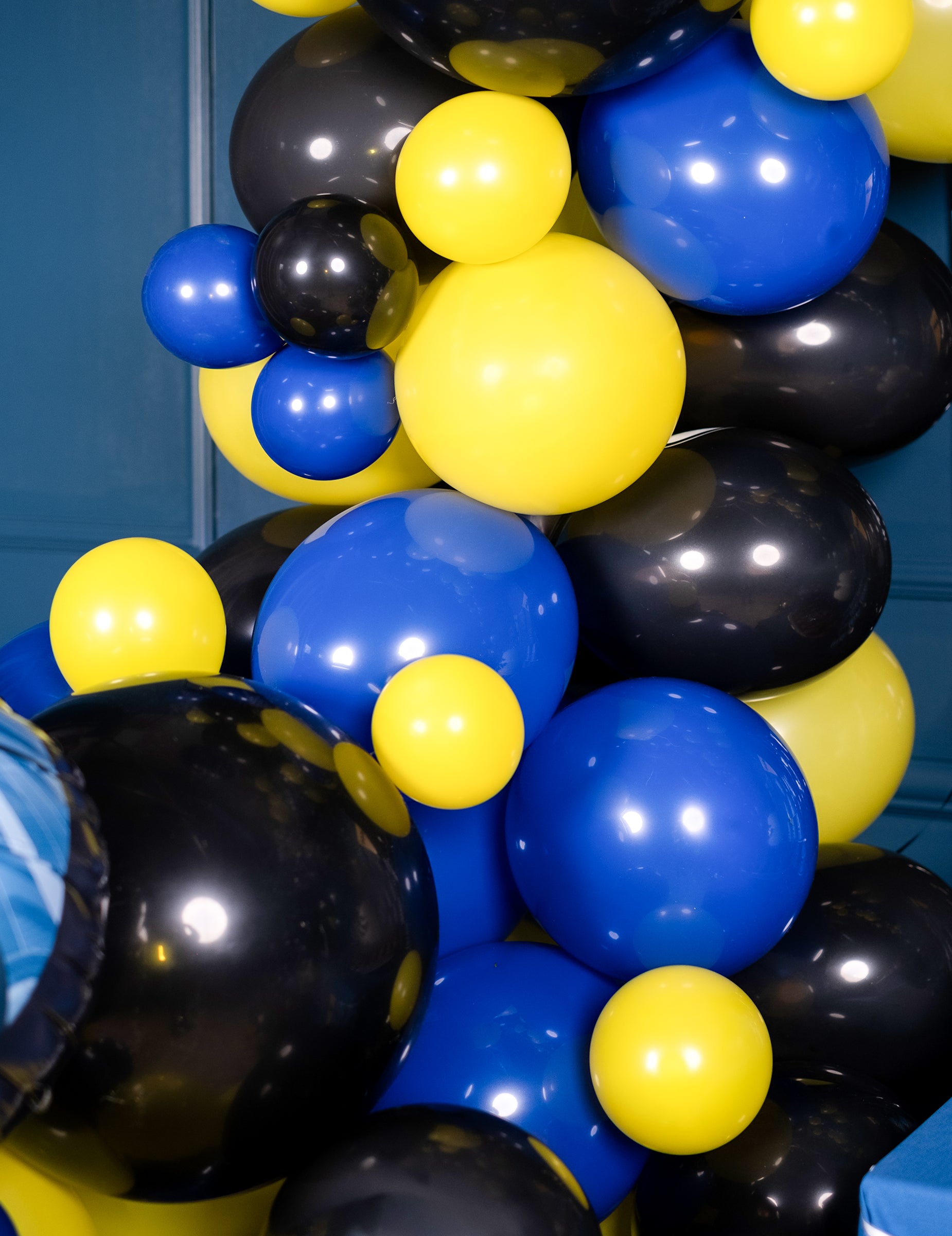Gros plan sur l'assemblage des mini ballons latex marine pour arche bleu foncé