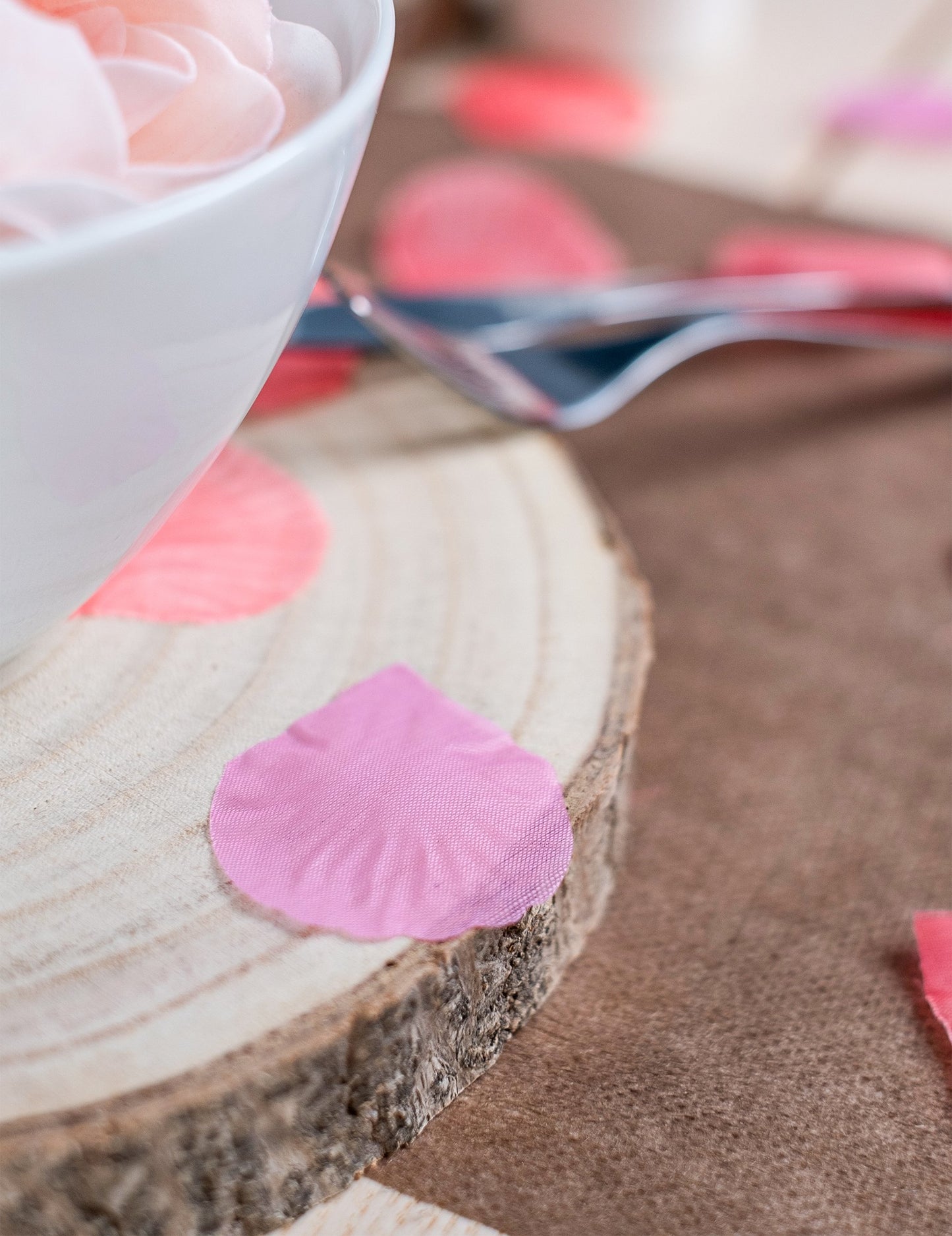 100 fukszia színű textil rózsaszirom 5 x 5 cm esküvőre 